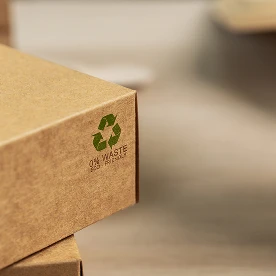 Caja de cartón reciclable con símbolo de residuo cero.
