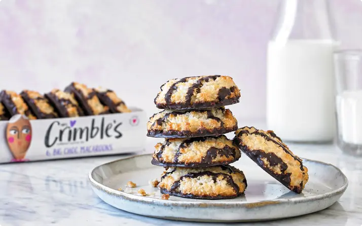 Galletas de coco con cobertura de chocolate Crimble’s servidas en un plato.