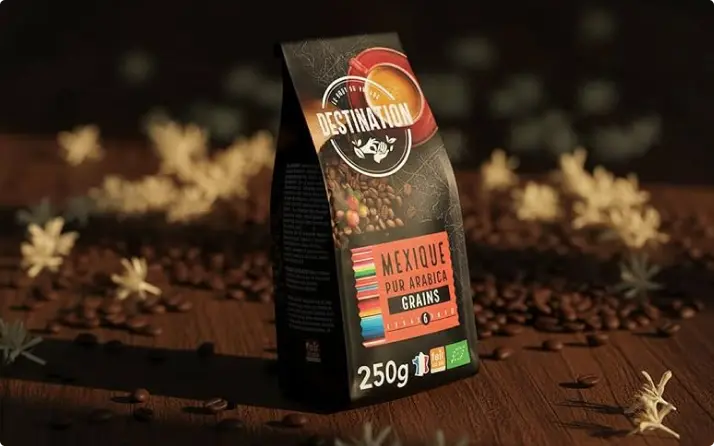 Paquete de café ecológico Destination México 100 % arábica rodeado de granos de café.