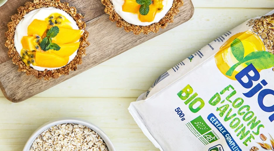 Copos de avena ecológicos Biocop junto a tartaletas con yogur, mango y fruta.