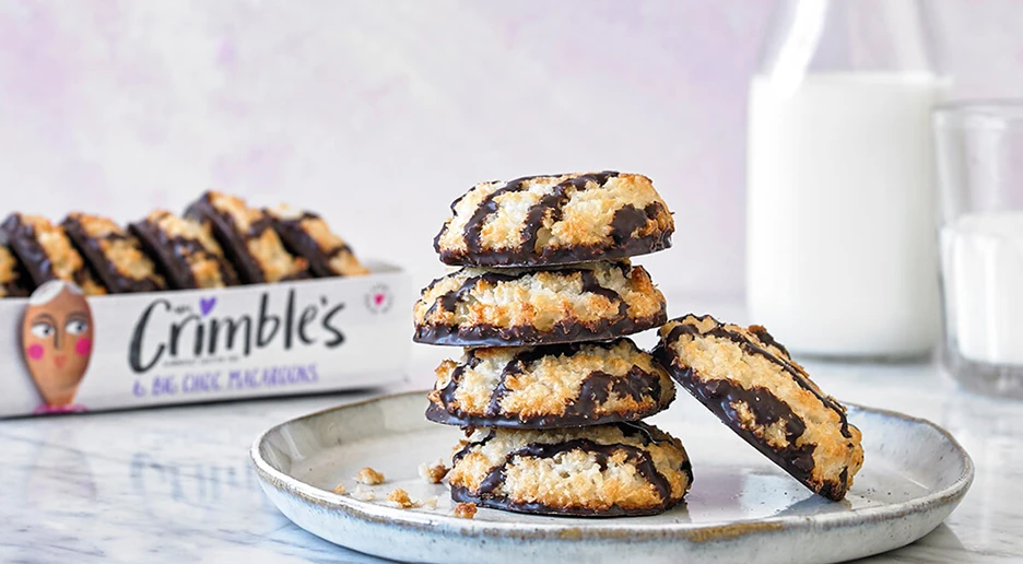 Galletas de coco con cobertura de chocolate Crimble’s servidas en un plato.