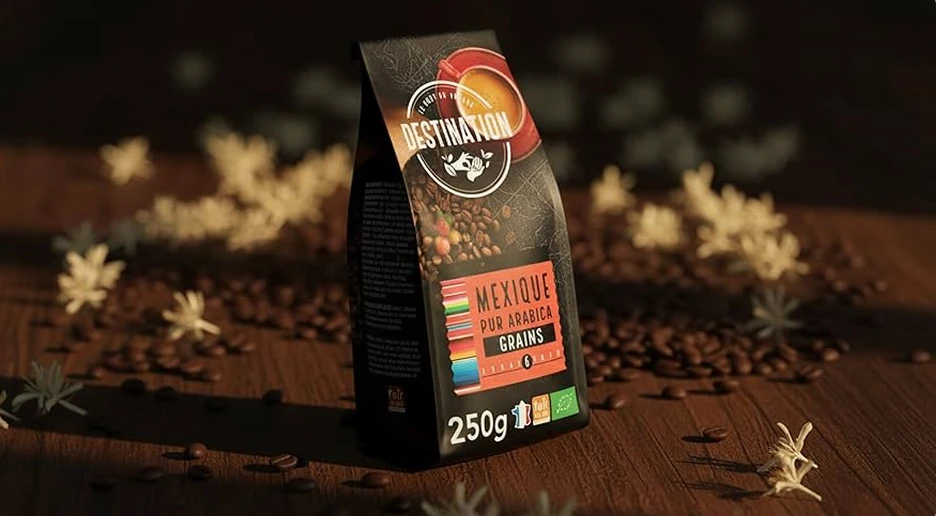 Paquete de café ecológico Destination México 100 % arábica rodeado de granos de café.